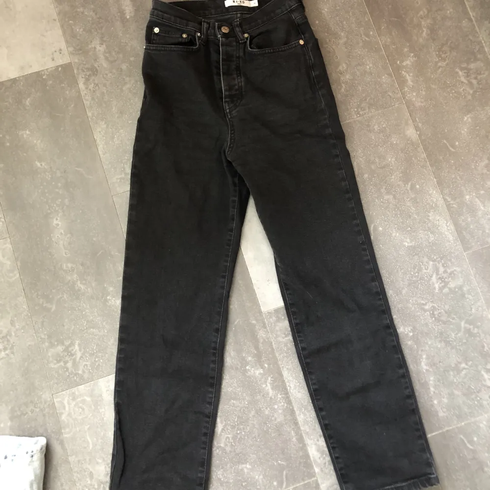 Säljer mina svarta jeans pga för små för mig. (Bilden är från hemsidan) Använt en del men de är fortfarande i bra skick. Storlek 34 . Jeans & Byxor.