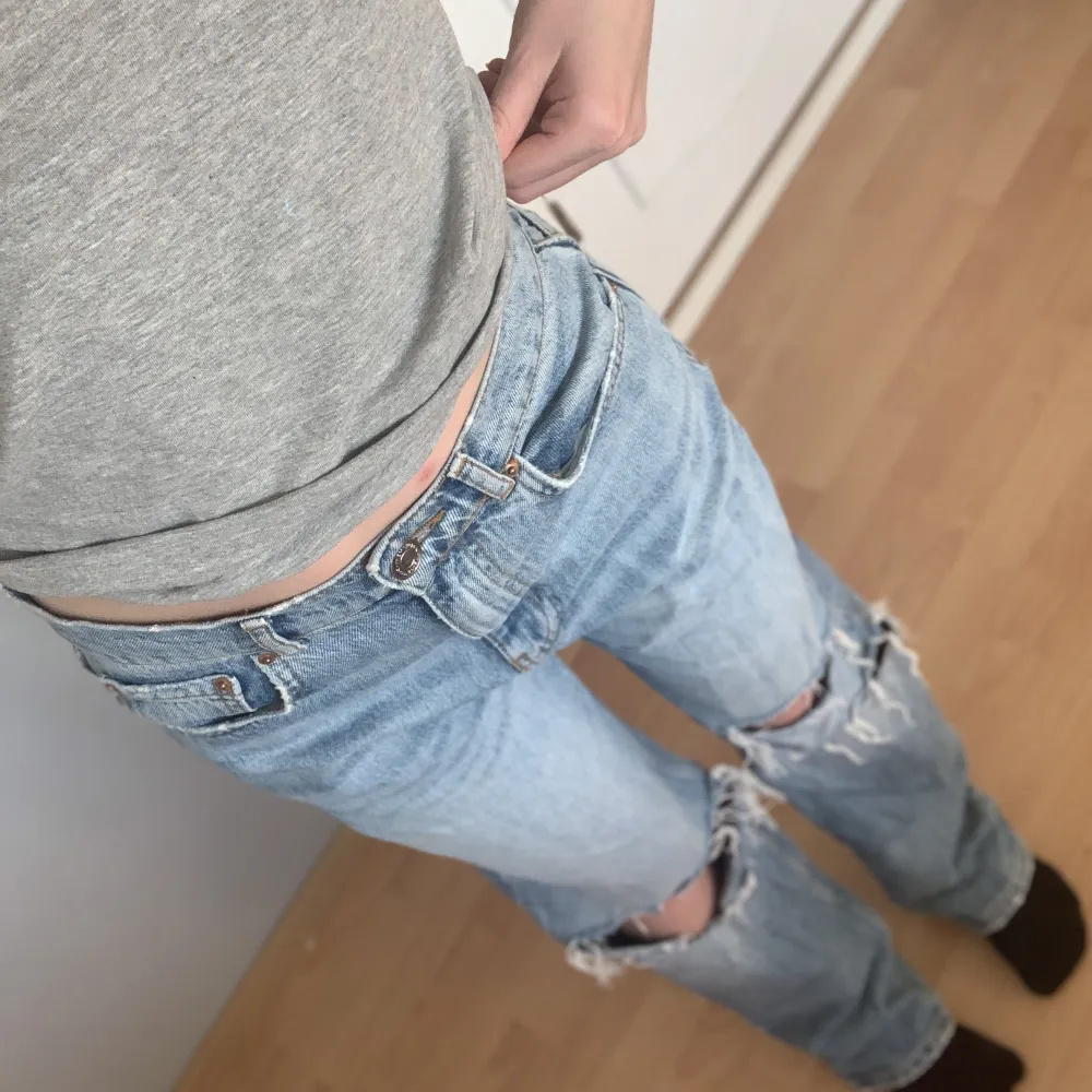 Ett par jätte fina blåa jeans från Gina tricot, säljer för att de inte passar mig längre ❤️ (kontakta för fler bilder). Jeans & Byxor.