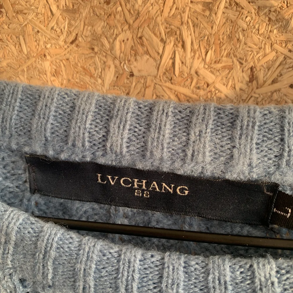 Säljer denna blåa stickade tröjan eftersom den inte kommer till användning, storleken är L men är ganska liten i storleken ❤️ (kontakta för mer bilder/info). Stickat.