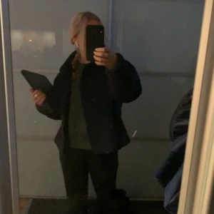 Mörkblå kappa - Säljer denna fina kappa från LeGer💕( vita luddet på andra bilden är borta) ny pris 1100 ungefär. Ny skick