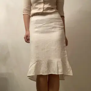 Söt randig vit kjol från noanoa i storlek L, aldrig använd