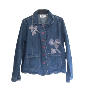 Vintage jeansjacka  - En Broderad vintage jeansjacka från 90-talet/ tidigt 2000-tal , fint skick