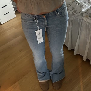 Low waist bootcut jeans - Populära only jeans som är helt oanvända, slutsålda på hemsidan och de har en jättefin låg midja och blå färg💙 bra i längden på mig som är 172. Det går även väldigt lätt att sy ihop slitsen där nere.