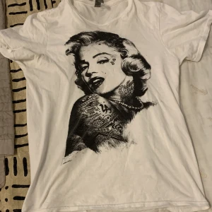 T shirt - Inget specifikt märke utan bara en t shirt men snyggt tryck på. Inga defekter eller fel på t shirten. Hör av er om ni undrar om någoting eller övrigt. Mvh Alex 