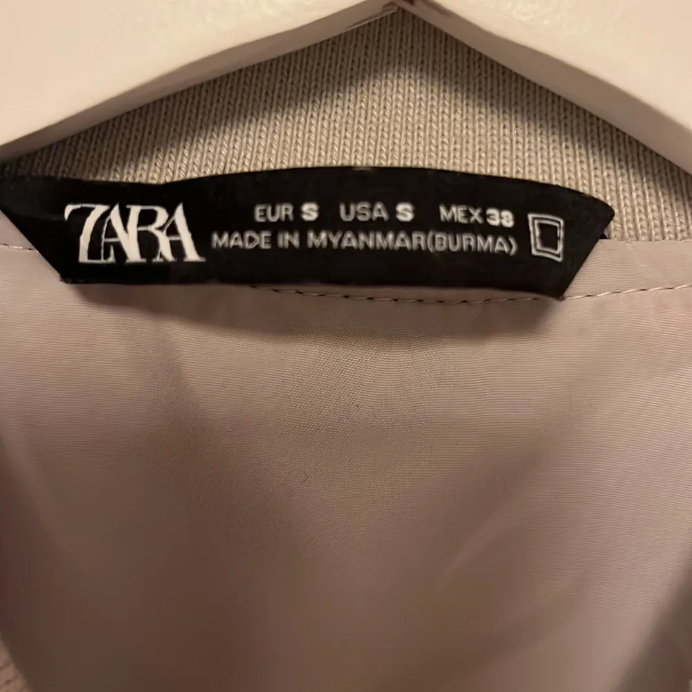 Säljer nu min zara jacka/overshirt som inte kommer till användning. Mycks bra skick, nypris 600kr. Tröjor & Koftor.