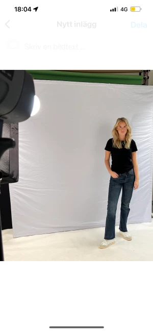 Blåa jeans - Blåa jeans 250:- Medelhög midja   -uppsprättade   Storlek 38/40 Skriv om ni är intresserade❣️