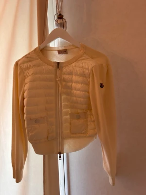 Monclear cardigan  - Snygg vit moncler cardigan (äkta)