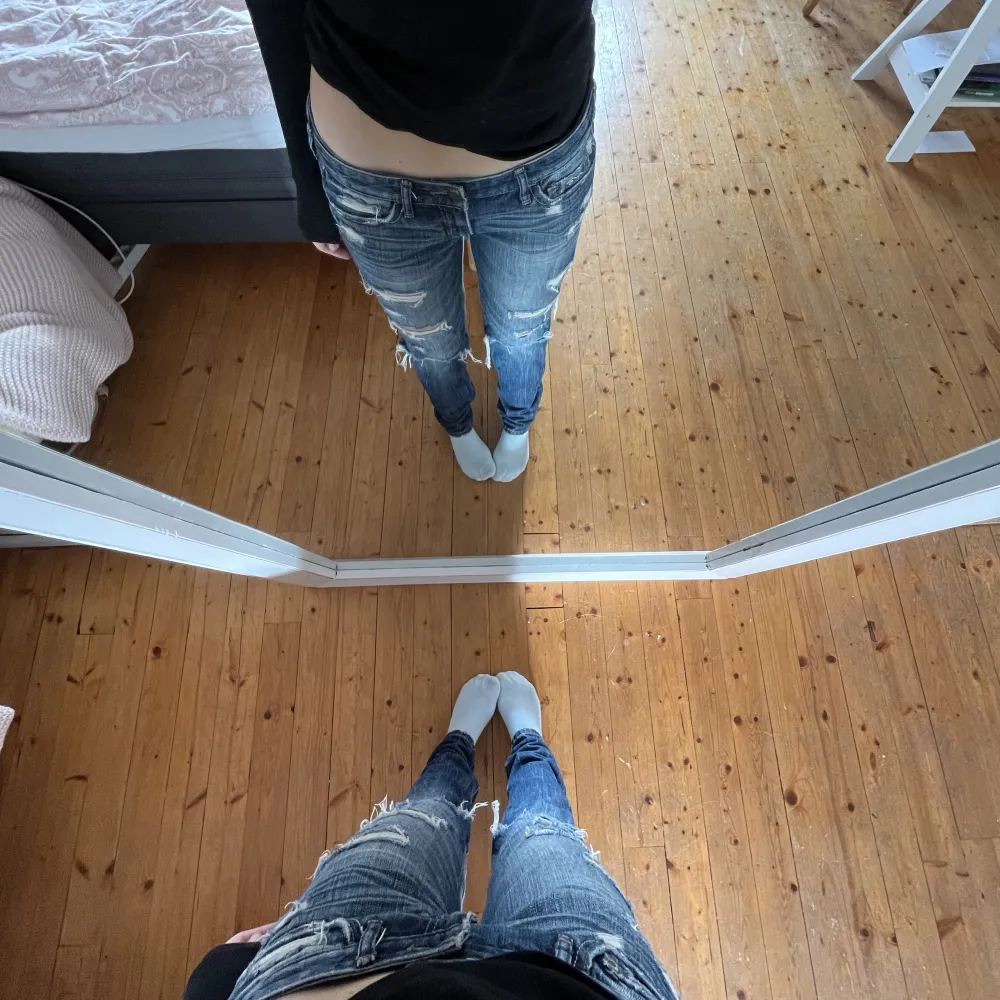 Intressekoll på dem här super fina Low waist jenas från Hollister🌟🤘 midjemått: 38 och passar mig i längden som är 160. Jeans & Byxor.