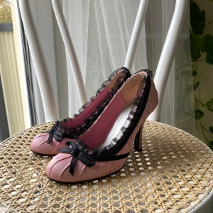 Retro rosa pinup pumps - Fina, rosa vintage klackar med svarta volanger och rosetter 🎀 Passar storlek 36-37