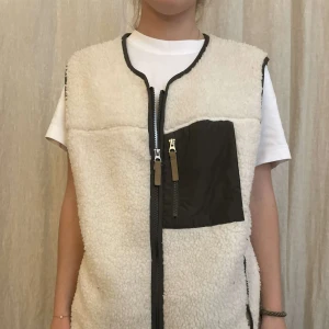 Teddyväst - Teddy väst med mörkgröna detaljer! Så cool💚