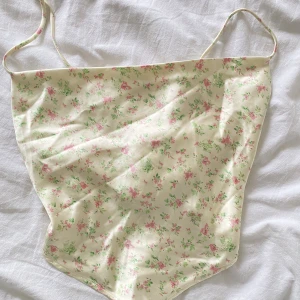 Topp  - Supersöt topp från Gina Tricot! Gulvitt linne med blommönster och jättefin knytning i ryggen! Är i storlek 36, men toppen är justerbar tack vare knytningen i bak. Skriv för fler bilder!💙