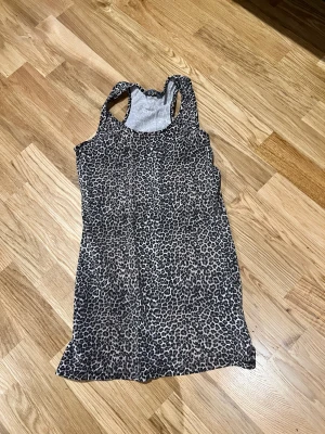 Linne - Leopardmönstrat Linne, bra skick och sitter perfekt runt kurvor. Väldigt stretchig och massar upp till M.