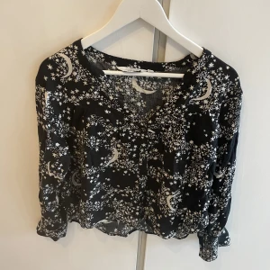 Blus other stories  - Säljer denna jättesöta blus från other stories. Storlek 34 men passar även 36. 