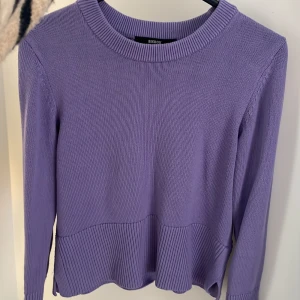 Stickad tröja  - Säljer min fina tröja från bikbok med slits. Inga defekter eller hål. 