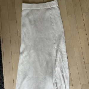 Vit kjol - Vit ribbad kjol med slits nedtil. Så fin på & skönt material! Storlek S