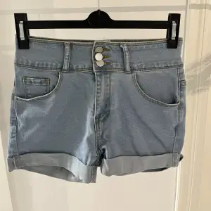 Så söta ljusblå jeans shorts. Dem är storlek 36/S och formar kroppen så snyggt. Dem 3 knapparna är en superfin detalj. Köpta på Shein för två år sedan men aldrig använda då det är fel storlek. Så snygga inför sommaren och säljer de billigt💕