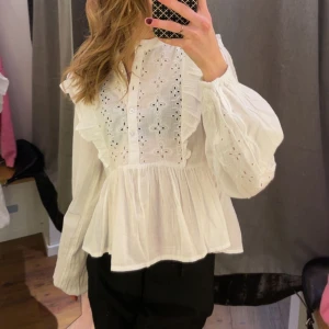 Vit blus  - Vit blus från bikbok som är använd en gång så därför inga tecken på användning.  hör av er om ni har fler funderingar🤍