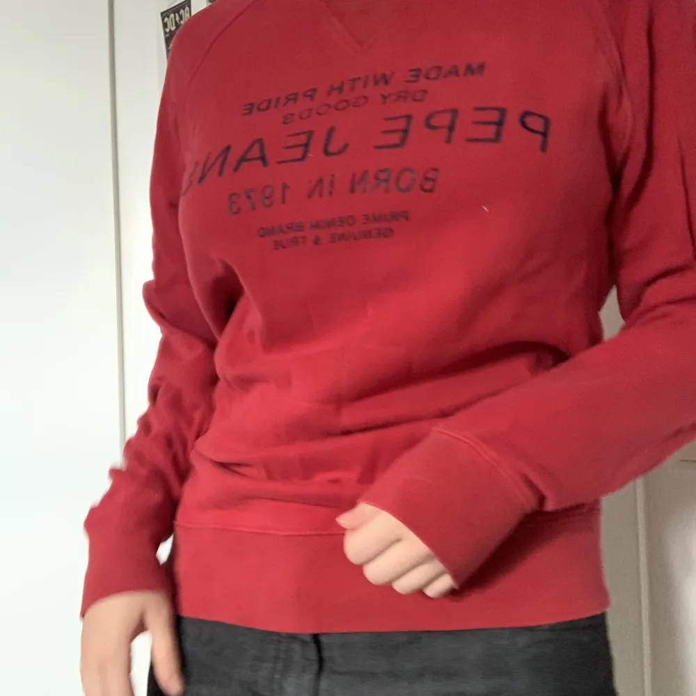 Snygg och skön sweatshirt i en fin varm röd.. Hoodies.