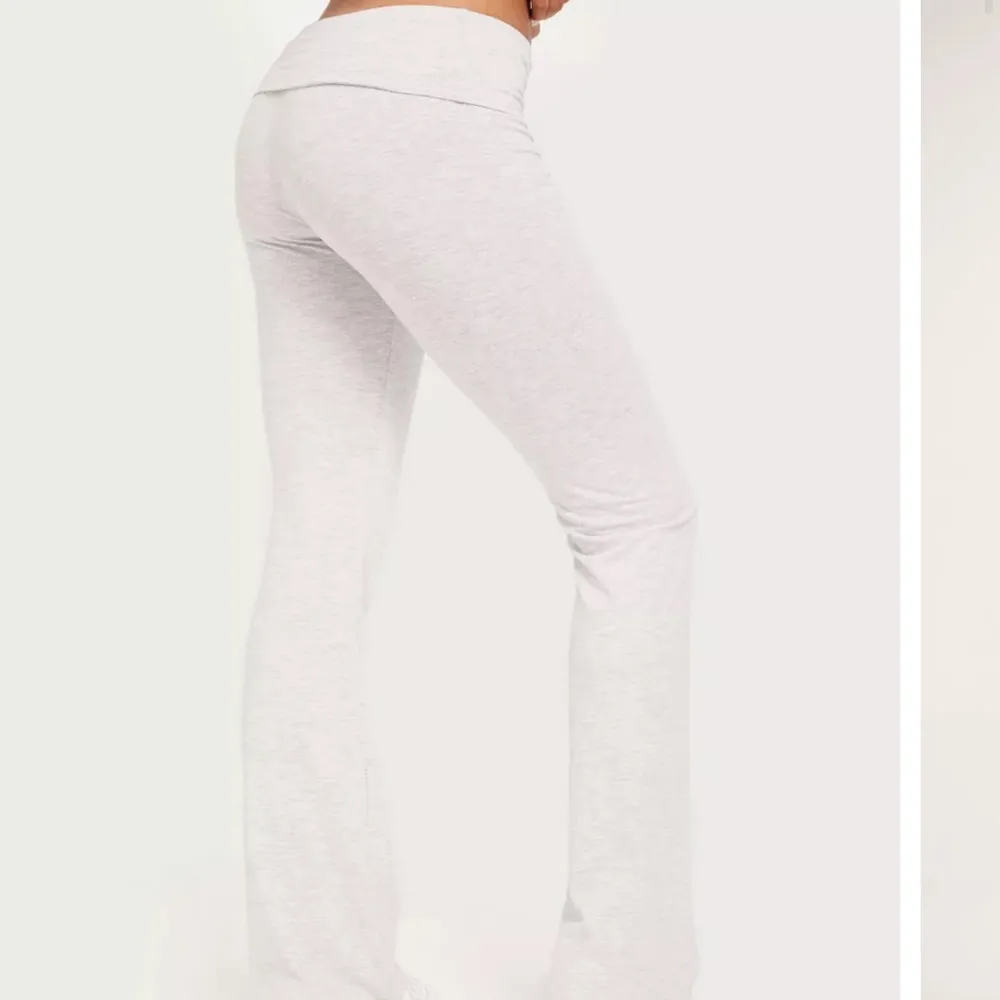 Säljer dessa trendiga byxor från Nelly! Knappt använda! 💓. Jeans & Byxor.