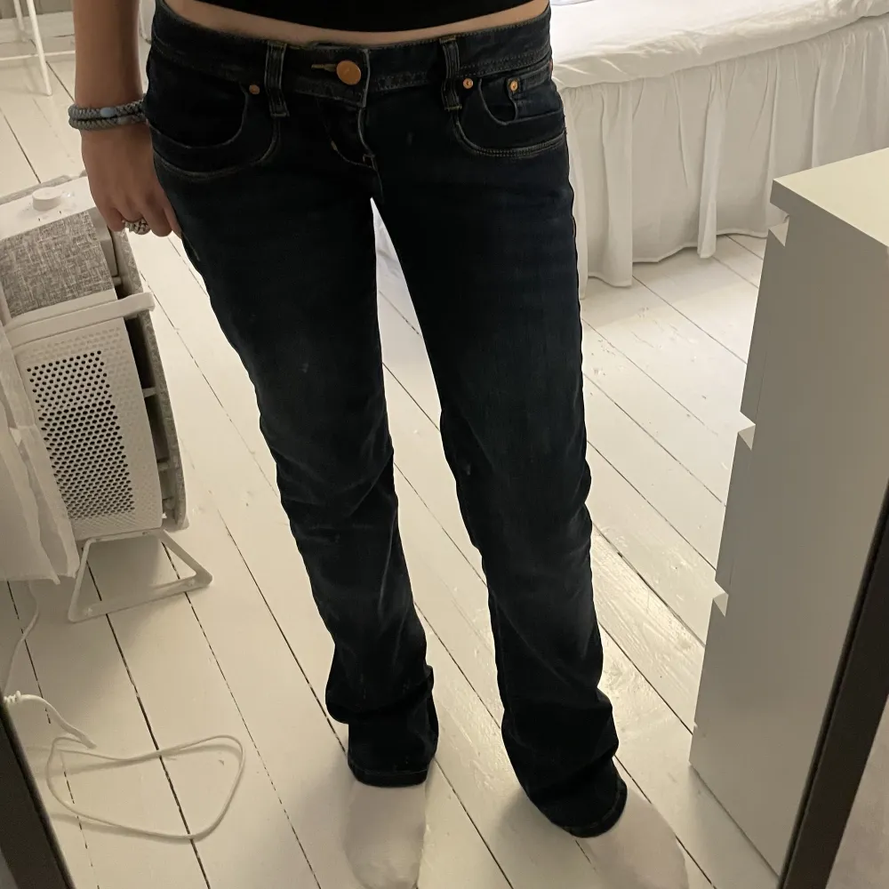 Skit snygga Ltb jeans perfekt nu till hösten😇säljer då jag inte fått användning av dom💗⚠️❌tar inte fler bilder om det inte är på något specifikt❌⚠️. Jeans & Byxor.