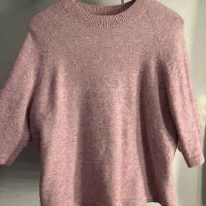 Stickad tröja  - Säljer en stickad tröja ifrån other stories som aldrig är använd köpt i somras!