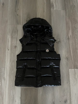 Moncler Väst - Moncler Väst, helt ny! 10/10 skick, passar perfekt för hösten kan även bäras på vinter 🍂❄️ Vid frågor och funderingar är det bara att skriva ✍️ 