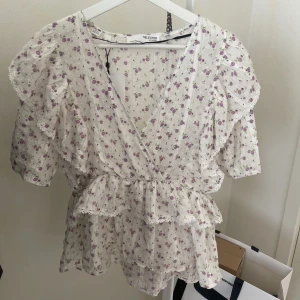 Blommig blus - Säljer denna oanvända blus från märket selected femme💘 Nypris 350kr men säljer för 100kr