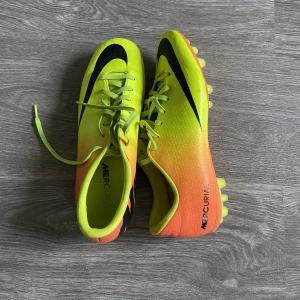 Fotboll skor - Ett par fotbollsskor från när jag var liten. Har ej använt dem mycket då jag växte ur dem snabbt. Har tvättat dem, finns lite svarta märken på skon, säkert från en fotboll. Annars hela och fina. Storlek 40