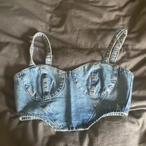 Jeans topp  - Jätte fin pass form, använd endast ett få antal gånger. Bekväm. 