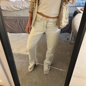 Zarajeans - Jeans från zara med slits! De är typ midwaist men det blir riktigt snyggt om man drar ner de lite till en lowwaist😍🙌🏼Färgen är ljusblå/ vit kan typ inte avgöra. De har ett litet Penn-stäck från en bläckpenna som kan vara bra att veta om! midjemått: 36 cm 