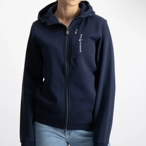 Sail Racing - Säljer Sail Racing zip hood i färgen blå/ marinblå. Säljer då den inte kommer till användning, använt ca 2 gånger💕Skriv för fler bilder! Nypris: 999 kr och pris kan diskuteras💕
