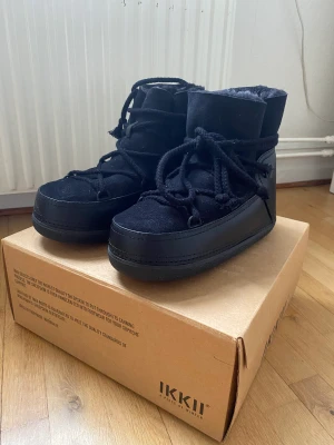 Ikkii/inuikii boots - Oanvända vinterskor/boots. Storlek 40 men passar 38,5-39.  Köpta i butik för några år sedan, hette inte Inuikii vid köptillfället. Dustbag och kartong finns. 