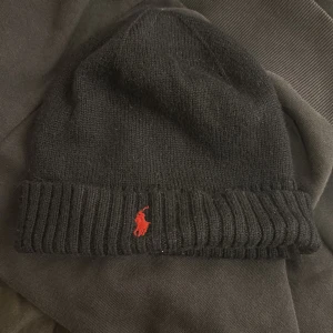  ralph lauren mössa - Navy ralphlauren mössa som nästan aldrig e använd, säljer för jag aldrig använder den