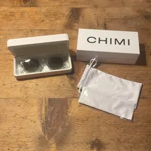 Säljer nu ett par chimi 01 solglasögon i färgen grå köpta på chimis hemsida, använd få gånger väldigt bra sikick Mvh Axel