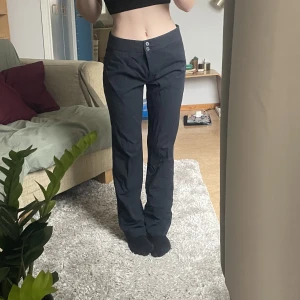 Vitage kostymbyxor - Säker dessa marinblåa vintage lågmidjade kostymbyxorna, köpta på secondhand i paris. 