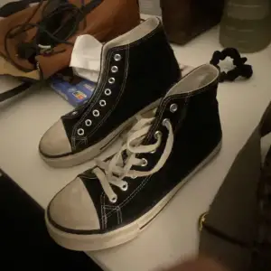 Säljer mina skor som är en exakt kopia av svart converse! i gott skick! 💕