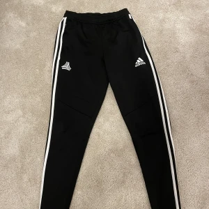 Adidas byxor  - Fina Adidas byxor i bra skick 