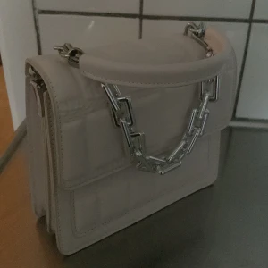 Väska - Jätte fin väska, aldrig använd. Fick i present, ingår även band om man vill ha det.