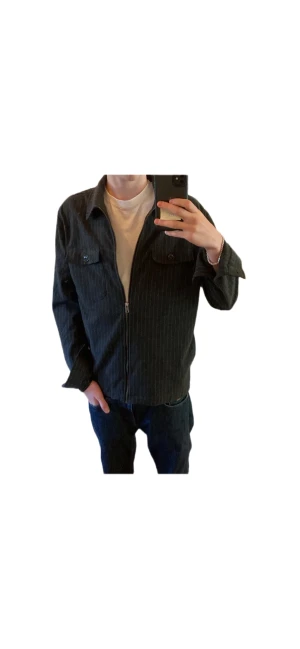 Overshirt  - Fräsch grå randig overshirt från dressman med zip, den har två synliga fickor och dolda fickor vid sidan av magen, priset kan diskuteras, skriv vid funderingar. Storlek S men passar M