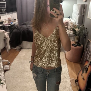 Paljett top! - Säljer denna dösnygga guldiga/champagne paljett toppen perfekt för nyår eller fest🙏🏼🫶. Den har justerbara band och i strlk S från Mango❤️
