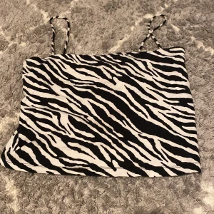 Tubtopp - Typ en tubtopp, från ginatricot med zebra mönster. Inga defekter då den knappt är använd❤️❤️skriv för mer info
