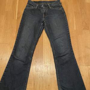 Jättesnygga low flare jeans från levis som jag köpte här ifrån Plick. Jättebra skick! Säljer på grund av att de va lite för korta för mig💕 Pris kan diskuteras !!