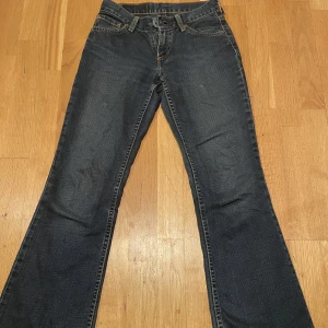 Low rise flare levi’s jeans!! - Jättesnygga low flare jeans från levis som jag köpte här ifrån Plick. Jättebra skick! Säljer på grund av att de va lite för korta för mig💕 Pris kan diskuteras !!