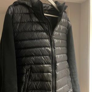 Cardigan- Massimo dutti - Cardigan från Massimo dutti i storlek XL, Liten i storleken. Skick 8,5/10 Modellen är 182cm o h väger 80kg Hör av er vid funderingar och frågor😁