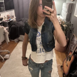 Jeans borelo🙏🏼 - Säljer denna asfina jeans boleron som jag köpt här på plick men som tyvärr är för stor😭🙏🏼den har jättegulliga fickor på sidan med rosetter 🎀strlk S❤️