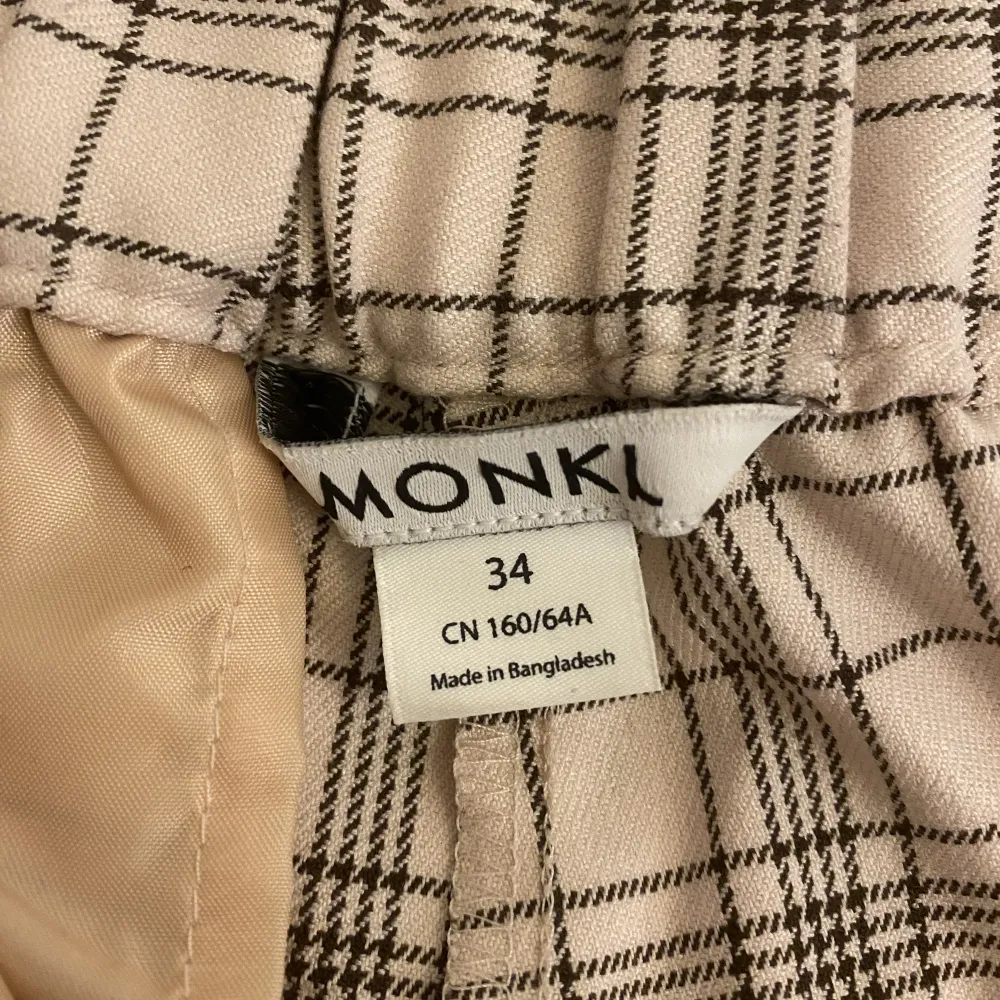 Kostymbyxor från Monki i stl XS. Längden är ca 7/8 lång. Väldigt lite användna. Resor i ryggen som gör att passformen blir bättre. Pastellgula i färgen.  Går jättebra att höra av sig vid ytterligare frågor!. Jeans & Byxor.