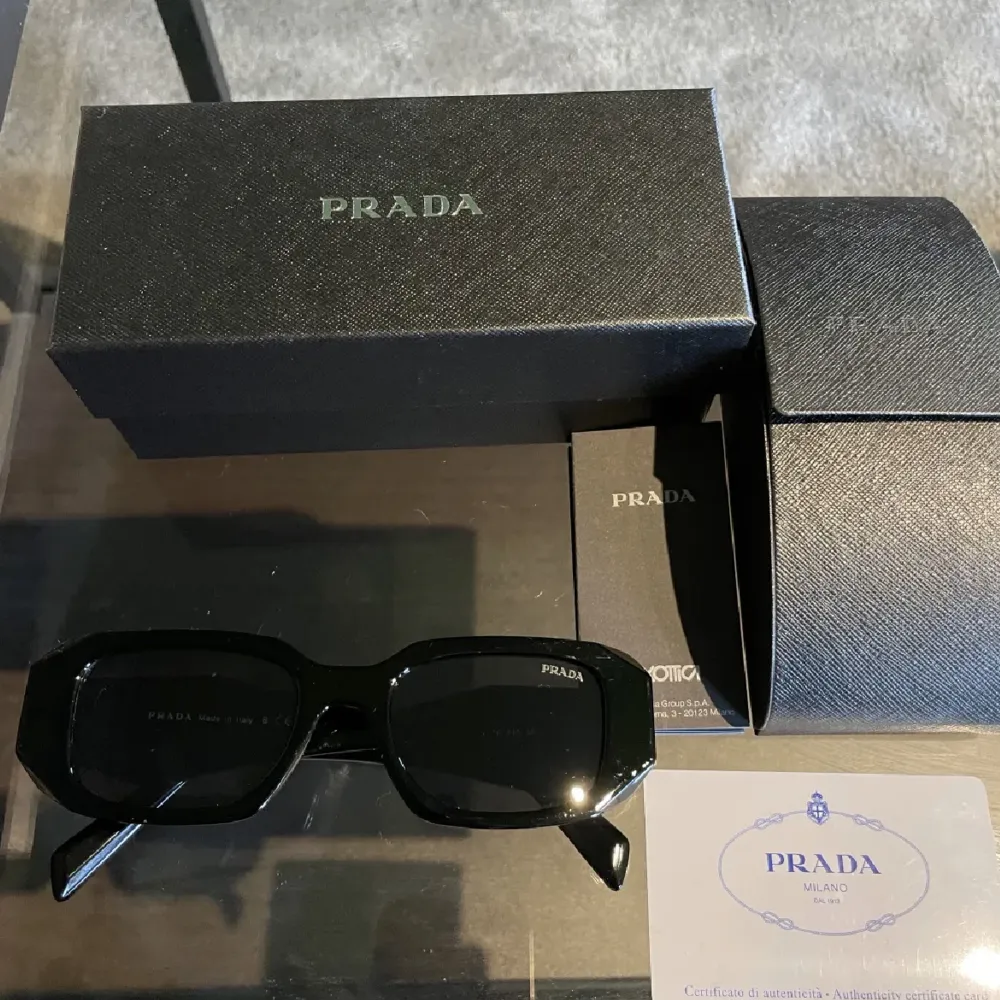 Säljer mina helt nya Prada solglasögon av modell 17ws, 1:1.. Övrigt.