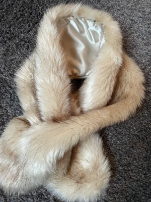 Pälskrage (fusk) - Beige fin krage i fuskpäls. Nyskick. 