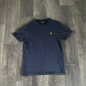 Hej säljer min lyle and scott tröja då jag inte använder den längre den är i mycket bra skick 