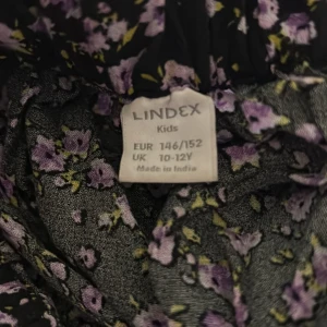 volang kjol - en blommig volang kjol, skön o rörlig att ha på sig! knappt använt, storlek 146/152 (10-12 år).